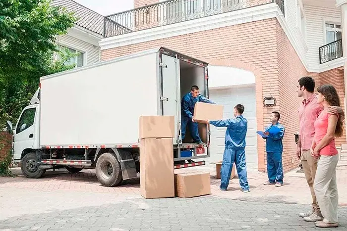 Unidad de logística cargando paquetes