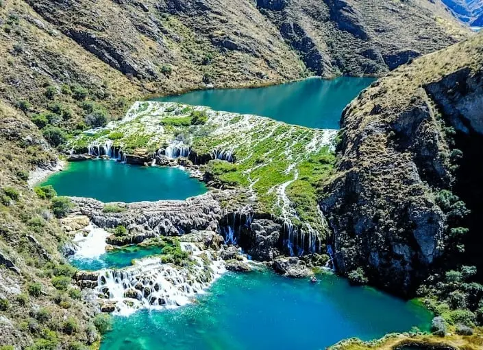 Cascadas turquesas en Huancaya