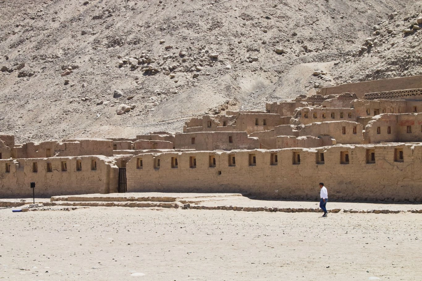 Plaza principal de Lunahuaná con iglesia colonial