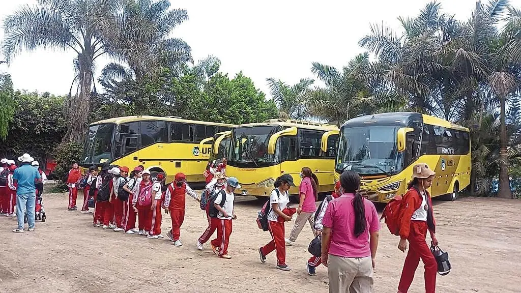 Niños subiendo a una unidad escolar