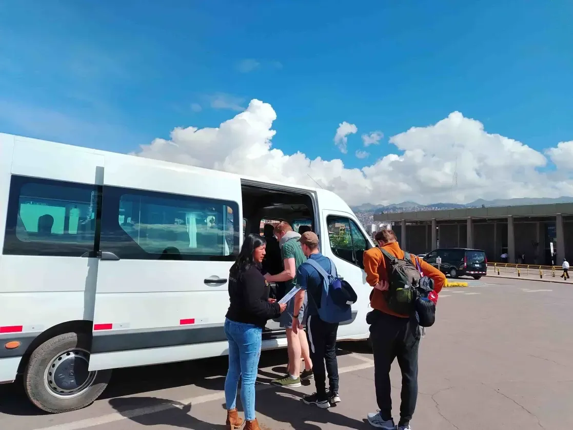 Pasajeros abordando un vehículo privado en el Aeropuerto Jorge Chávez