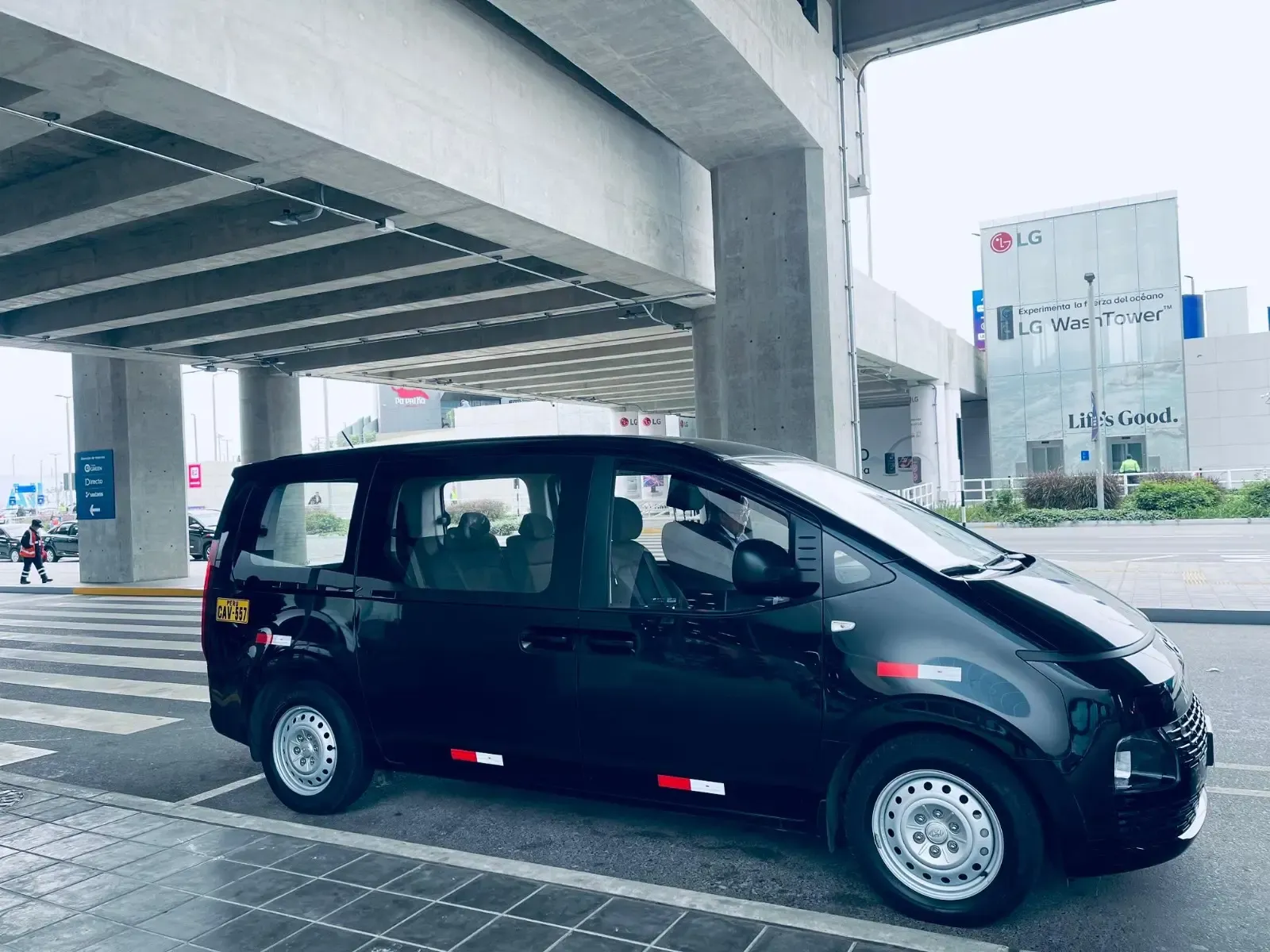 Minivan corporativa de Taxi Van Lima lista para traslado de personal